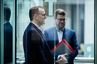 Auch CDU-Vize Jens Spahn kam ins Willy-Brandt-Haus. - © Christoph Soeder/dpa