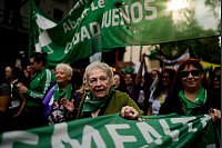 Martha Rosenberg, die ein grünes Halstuch als Symbol für die Abtreibungsrechte in Lateinamerika trägt, nimmt in Buenos Aires an einer Demonstration zum Internationalen Frauentag teil. - © Natacha Pisarenko/AP/dpa