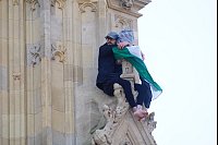 Ein Mann mit einer Palästina-Flagge, nachdem er auf den Elizabeth Tower in London geklettert ist. - © James Manning/PA Wire/dpa