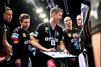 Deutschlands Handball-Trainer Markus Gaugisch in der Auszeit mit der Taktiktafel beim Spiel gegen Frankreich. - © Marco Wolf/dpa