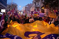 Demonstrantinnen protestieren anlässlich des Internationalen Frauentags in Istanbul. - © Emrah Gurel/AP/dpa