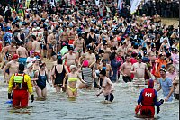 Spaß beim Neujahrsschwimmen im Halterner Stausee - © Christoph Reichwein/dpa
