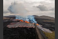 Lava sprudelt bei einem Vulkanausbruch auf Island aus einem Erdriss. - © Marco di Marco/AP/dpa