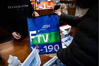 Ein zweites Leben für EM-Banner und Fahnen: In Gelsenkirchen werden gut vier Monate nach Ende der Fußball-EM jetzt Upcycling-Produkte im Euro-Look verkauft - für einen guten Zweck. - © Fabian Strauch/dpa