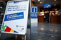 Ein zweites Leben für EM-Banner und Fahnen: In Gelsenkirchen werden gut vier Monate nach Ende der Fußball-EM jetzt Upcycling-Produkte im Euro-Look verkauft - für einen guten Zweck. - © Fabian Strauch/dpa