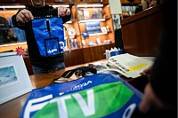 Ein zweites Leben für EM-Banner und Fahnen: In Gelsenkirchen werden gut vier Monate nach Ende der Fußball-EM jetzt Upcycling-Produkte im Euro-Look verkauft - für einen guten Zweck. - © Fabian Strauch/dpa