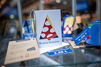 Ein zweites Leben für EM-Banner und Fahnen: In Gelsenkirchen werden gut vier Monate nach Ende der Fußball-EM jetzt Upcycling-Produkte im Euro-Look verkauft - für einen guten Zweck. - © Fabian Strauch/dpa