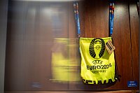 Ein zweites Leben für EM-Banner und Fahnen: In Gelsenkirchen werden gut vier Monate nach Ende der Fußball-EM jetzt Upcycling-Produkte im Euro-Look verkauft - für einen guten Zweck. - © Fabian Strauch/dpa