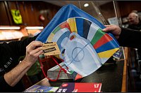 Ein zweites Leben für EM-Banner und Fahnen: In Gelsenkirchen werden gut vier Monate nach Ende der Fußball-EM jetzt Upcycling-Produkte im Euro-Look verkauft - für einen guten Zweck. - © Fabian Strauch/dpa