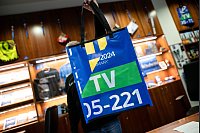 Ein zweites Leben für EM-Banner und Fahnen: In Gelsenkirchen werden gut vier Monate nach Ende der Fußball-EM jetzt Upcycling-Produkte im Euro-Look verkauft - für einen guten Zweck. - © Fabian Strauch/dpa