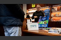 Ein zweites Leben für EM-Banner und Fahnen: In Gelsenkirchen werden gut vier Monate nach Ende der Fußball-EM jetzt Upcycling-Produkte im Euro-Look verkauft - für einen guten Zweck. - © Fabian Strauch/dpa