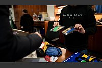 Ein zweites Leben für EM-Banner und Fahnen: In Gelsenkirchen werden gut vier Monate nach Ende der Fußball-EM jetzt Upcycling-Produkte im Euro-Look verkauft - für einen guten Zweck. - © Fabian Strauch/dpa