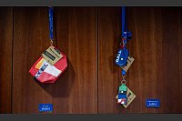 Ein zweites Leben für EM-Banner und Fahnen: In Gelsenkirchen werden gut vier Monate nach Ende der Fußball-EM jetzt Upcycling-Produkte im Euro-Look verkauft - für einen guten Zweck. - © Fabian Strauch/dpa