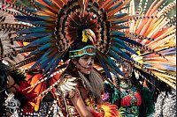 Eine Frau in aztekischer Tracht ist Teil des Umzugs der indigenen V&ouml;lker bei der Parade zum Tag der Toten in Mexiko-Stadt. - &copy; Damian Lestrade/dpa