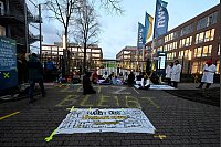 Umweltaktivisten haben sich an das Tor der Hauptzentrale des Energieversorgers RWE angekettet. - © Roberto Pfeil/dpa