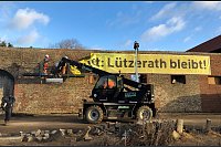 Das Banner «Lützerath bleibt!» wird entfernt. - © Petra Albers/dpa