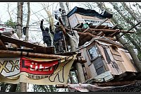 Aktivisten auf der Veranda eines Baumhauses. - © Rolf Vennenbernd/dpa