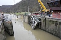 Nichts geht mehr nach dem Unfall an der Schleuse Müden an der Mosel. Mitarbeiter des Wasser-und Schifffahrtsamtes haben begonnen, die Schleuse in Müden zu reparieren. Durch die Kollision mit einem Schiff wurde das Schleusentor zerstört. - © Thomas Frey/dpa