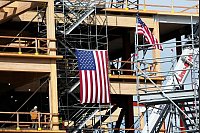 Eine US-Flagge auf einer Baustelle in San Bruno in den USA. - © Jeff Chiu/AP/dpa