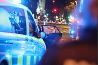 Das Fenster eines Autos ist zersplittert, während die Polizei an einem Tatort in Düsseldorf im Einsatz ist. - © Christoph Reichwein/dpa