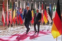 Bundeskanzler Friedrich Merz geht neben dem Präsidenten des Europäischen Rates, Antonio Costa, bei seinem Antrittsbesuch in Brüssel. - © Virginia Mayo/AP/dpa