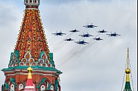 Flugzeuge fliegen in Formation während einer großen Parade anlässlich des 80. Jahrestages des Sieges in Russland. - © Alexander Zemlianichenko Jr/XinHua/dpa