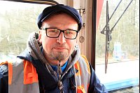 Carsten Chuchra ist Lokführer bei der Inselbahn. - © Bernd F. Meier/dpa-tmn