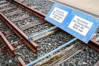 Der Größenvergleich mit der Normalspur der Deutschen Bahn zeigt: Die Inselbahn Wangerooge ist auf Schmalspur unterwegs. - © Bernd F. Meier/dpa-tmn