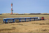 Fensterplätze in der Bahn sind begehrt: Die Blicke gehen über die Salzwiesen und auf den neuen Leuchtturm von Wangerooge. - © Bernd F. Meier/dpa-tmn
