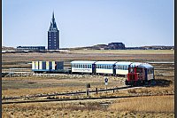 Vom Fähranleger bis zum Dorfbahnhof dieselt die Inselbahn in einer Viertelstunde. - © Bernd F. Meier/dpa-tmn