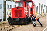 Das Verstellen der Weichen ist auf Wangerooge noch Handarbeit. - © Bernd F. Meier/dpa-tmn