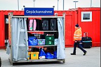 Damit in den Passagierwaggons genug Platz bleibt, werden Reisekoffer und andere Fracht in Containern befördert. - © Bernd F. Meier/dpa-tmn