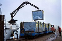 Die Gepäckcontainer werden am Hafenbahnhof vom Schiff auf die Bahn umgeladen. - © Bernd F. Meier/dpa-tmn