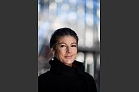 Parteichefin Sahra Wagenknecht steht vor der Versammlung im Foyer. - © Fabian Strauch/dpa