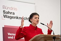 Parteichefin Sahra Wagenknecht spricht zu den Mitgliedern. - © Fabian Strauch/dpa