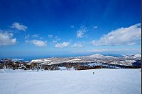 Ausblicke auf das Japanische Meer erhascht man auch rund um das Skigebiet Sapporo Kokusai. - &copy; City of Sapporo/dpa-tmn