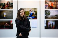 Fotojournalistin Elise Blanchard steht vor den pr&auml;mierten Bildern. - &copy; Bernd von Jutrczenka/dpa