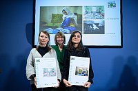 Unicef-Schirmherrin Elke B&uuml;denbender stellt sich mit den beiden Gewinnerinnen zum Gruppenfoto auf. - &copy; Bernd von Jutrczenka/dpa