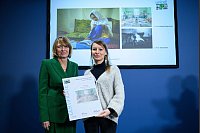 Elke B&uuml;denbender, die auch Schirmherrin von Uncef ist, &uuml;bergibt der Zweitplatzierten Natalya Saprunova ihre Urkunde. - &copy; Bernd von Jutrczenka/dpa