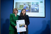 First Lady Elke B&uuml;denbender steht hier zusammen mit der Gewinnerin Elise Blanchard vor dem pr&auml;mierten Foto. - &copy; Bernd von Jutrczenka/dpa