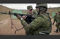 Auf diesem vom Pressedienst des russischen Verteidigungsministeriums ver&ouml;ffentlichten Handout-Videostandbild nehmen russische Rekruten an einem milit&auml;rischen Training im Patriot-Park au&szlig;erhalb Moskaus teil. - &copy; -/AP/dpa