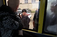 Ein russischer Rekrut blickt durch ein Busfenster auf seine Mutter, die er in einem milit&auml;rischen Rekrutierungszentrum zur&uuml;cklassen muss. - &copy; Uncredited/AP/dpa