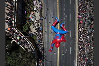 Spiderman bei Weihnachtsparade in Chile - © Esteban Felix/AP/dpa