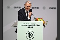 Fußballspitze bleibt: Neuendorf feiert Wiederwahl beim DFB-Bundestag - © Arne Dedert/dpa