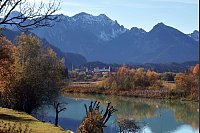 Füssen: Das Hohe Schloss thront hinter dem Forggensee - © Karl-Josef Hildenbrand/dpa