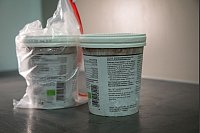 Schritt 3: Das Eis nach mehreren Stunden wieder aus dem Gefrierfach nehmen. - © Christin Klose/dpa-tmn