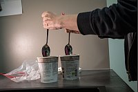 Zum Vergleich: Wie cremig ist das Eis nach mehreren Stunden im Gefrierfach mit und ohne Gefrierbeutel? - © Christin Klose/dpa-tmn
