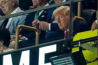 Erstmals war ein US-Präsident im Super-Bowl-Stadion - © Gerald Herbert/AP/dpa