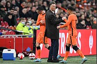 Nach dem Testspiel überrascht Oranje-Coach Louis van Gaal. Er habe einen positiven Corona-Test. - © Federico Gambarini/dpa