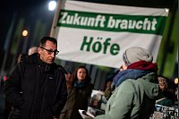 Demonstranten übergeben Landwirtschaftsminister Özdemir eine Protestnote - © Fabian Sommer/dpa